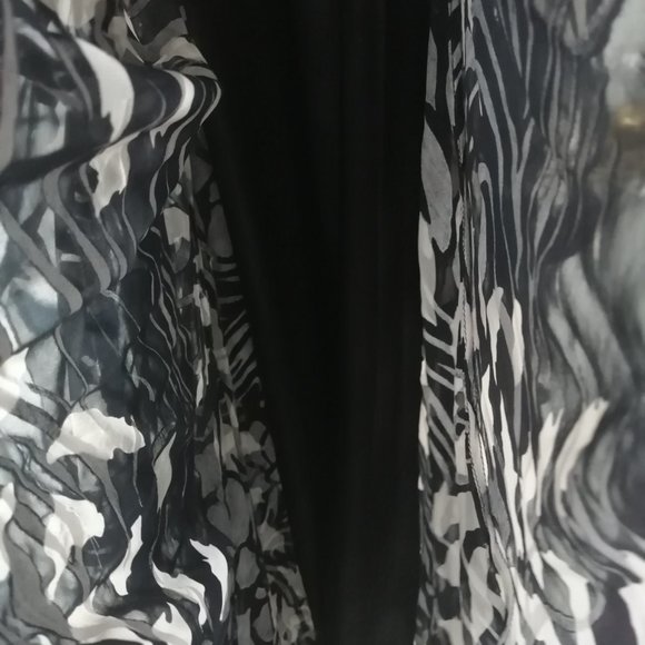 Beautiful Delicate Dress with Sequins - Picture 6 of 10